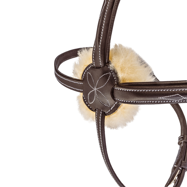 detailed view on fur padding of brown mexican bridle acapulco with golden mounting including matching reins by sunride