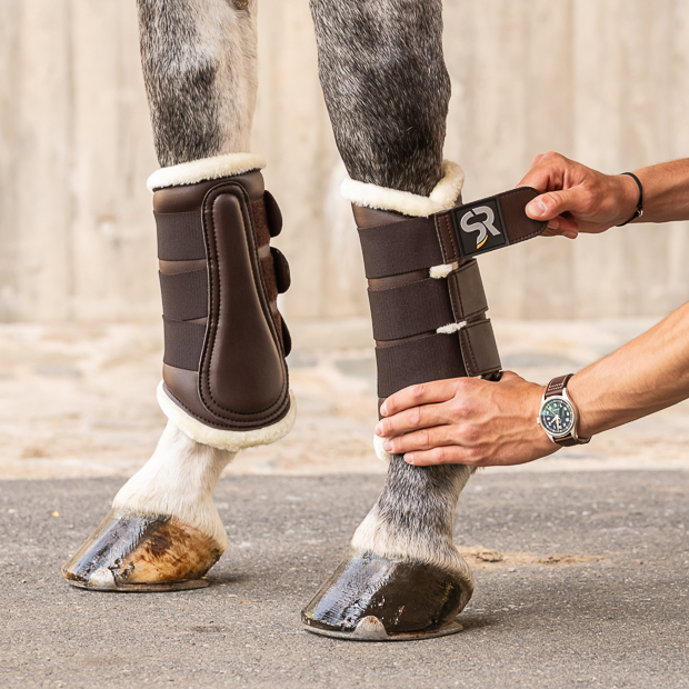 braune leder dressurgamaschen mit fell und drei klettschnallen zur individuellen  fixierung am pferd